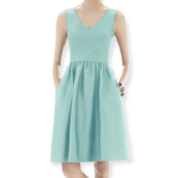 Alfred Sung Sateen Twill Mint Style D660  Size 10 (N25) - Picture 1 of 8